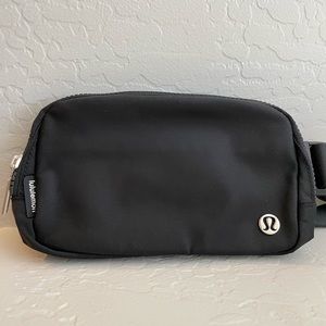 New lululemon everywhere belt bag